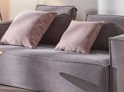 Sztruksowa sofa do salonu: czy sztruksowe tapicerki zdetronizują plusze?