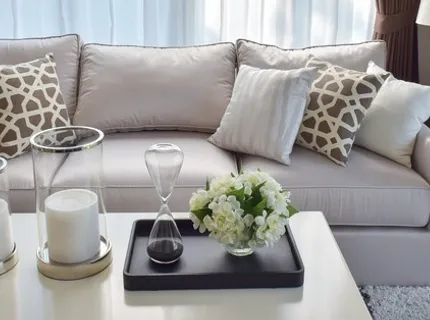 Świece w szklanych lampionach – piękna i bezpieczna dekoracja