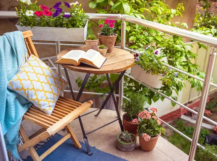 Jak urządzić balkon, żeby stał się małym ogrodem?