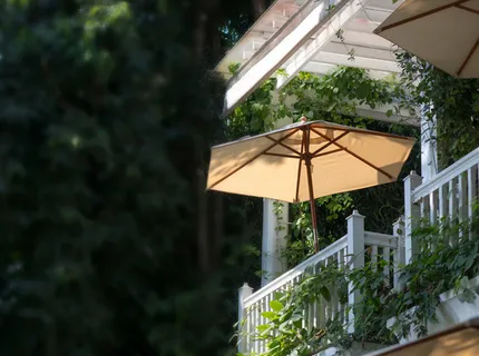 Parasol na balkon, czyli jak spędzać czas na świeżym powietrzu