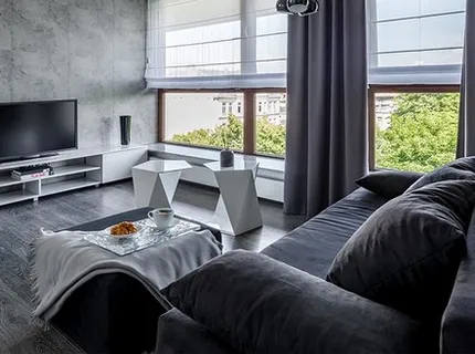 Salon z ciemną podłogą - aranżacje i pomysły