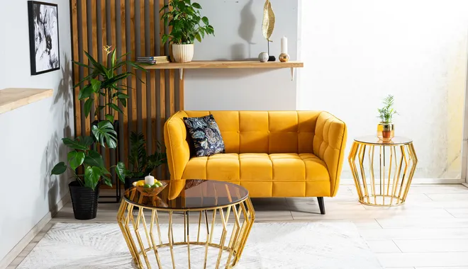 Wyrazista sofa w salonie