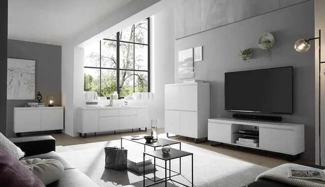 Minimalistyczne meble w loftowym salonie