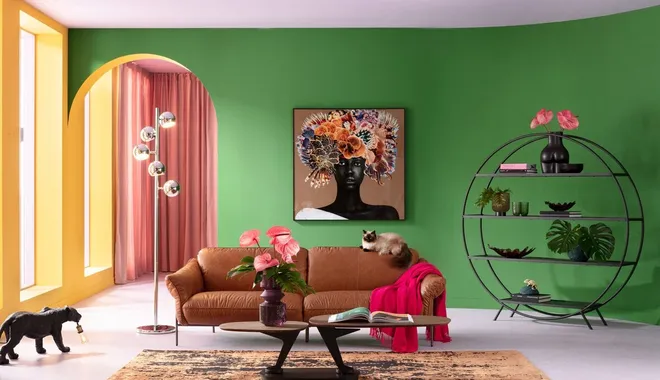 Kolorowy salon ze skórzaną sofą