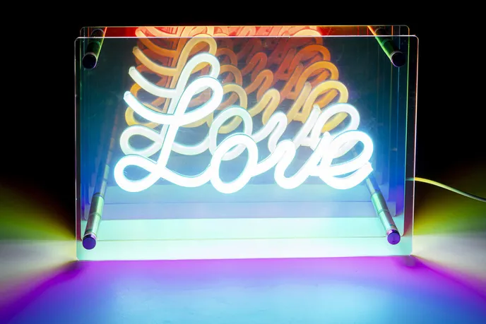 Lampa stołowa LED FONT Love - wielokolorowy