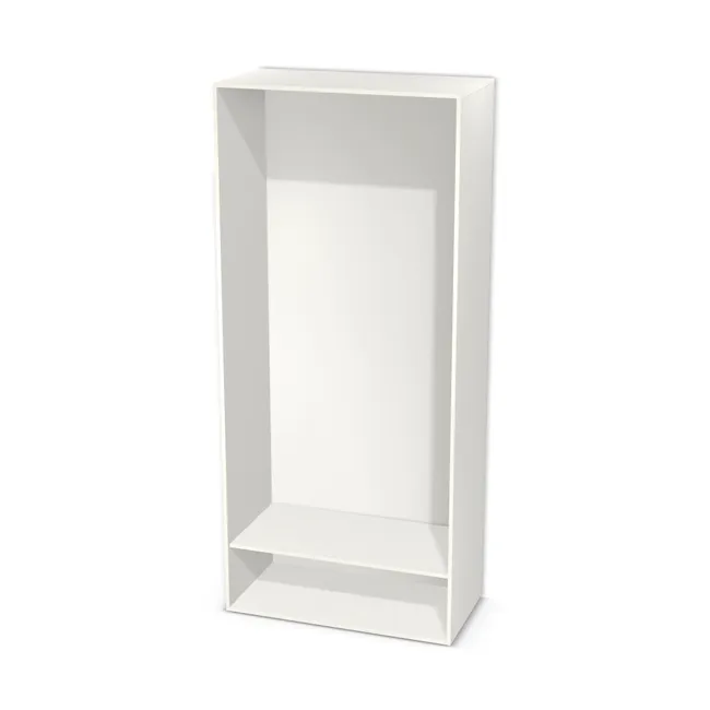 Korpus: Biały klasyczny (W960, SM), Materiał pleców: Plecy z płyty HDF 3 mm (biała), Szerokość: 110 cm, Wysokość: 248 cm, Głębokość: 55 cm, Drzwi: Bez frontów, Liczba półek: 1 półka, Rozmieszczenie półek: Własne ustawienie, Typ podstawy: Brak (tylko ślizgacze), System domyku: Otwieranie uchwytem, Zawiasy: Dobór we własnym zakresie (Brak), Uchwyty: Brak uchwytów i brak nawiertów (Brak uchwytów), Podpórki półek: Podpórki Kuadro z zabezpieczeniem (typ 2) (Premium / z zabezp.), Obrzeże korpusu: 0,8 mm, Rodzaj: Zabudowa szeregowa