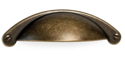 Uchwyt 1761 Typu "muszelka" - Stary Mosiądz / rozstaw 64 mm