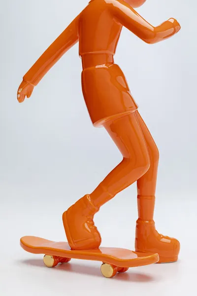 Figurka dekoracyjna SKATING ASTRONAUT 33 - pomarańczowy