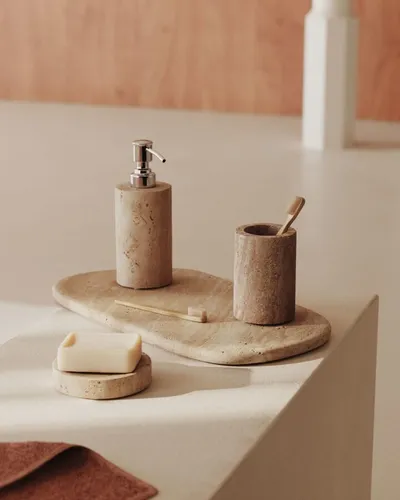 Dozownik na mydło z beżowego trawertynu Ø7x19 cm