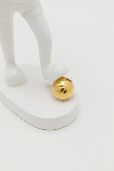 Figurka ceramiczna BALL GIRL 29 - biały/złoty