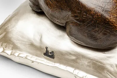 Figurka dekoracyjna SLEEPING RHINO - brązowy/złoty