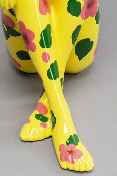 Figurka dekoracyjna GANGSTER RABBIT 80 - żółty w kwiaty