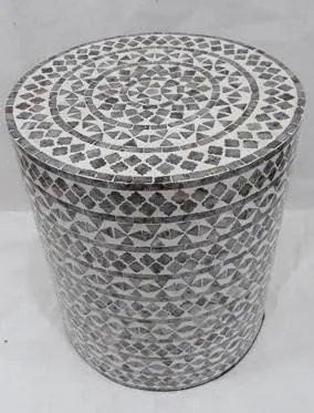 Stolik okrągły z muszli AVOLA GREY TRIBAL - szary