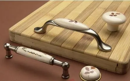 Uchwyt UP21 - mosiądz patynowany, mleczna porcelana popękana / rozstaw 96 mm