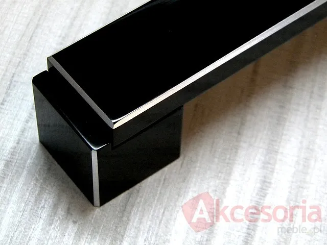 Uchwyt Aluminiowy US48 Czarny-Połysk Z Przetar. Rozstaw160mm(W)
