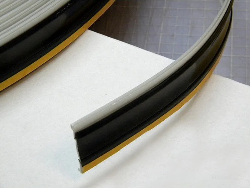Listwa przyblatowa samoprzylepna COMPACT MAGIC - czarny połysk / dł. dowolna