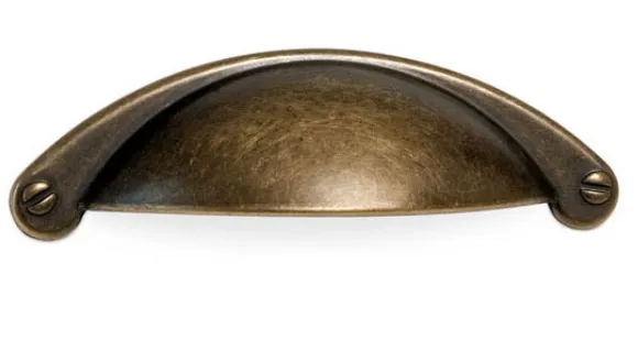 Uchwyt 1761 Typu "muszelka" - Stary Mosiądz / rozstaw 64 mm