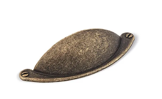 Uchwyt 1761 Typu "muszelka" - Stary Mosiądz / rozstaw 64 mm