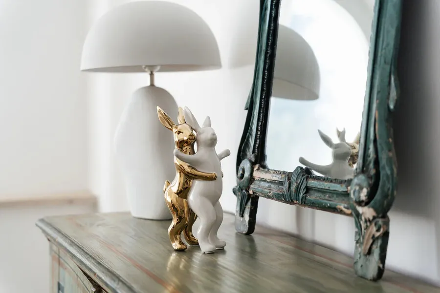 Figurka dekoracyjna HUGGING RABBITS - biały/złoty