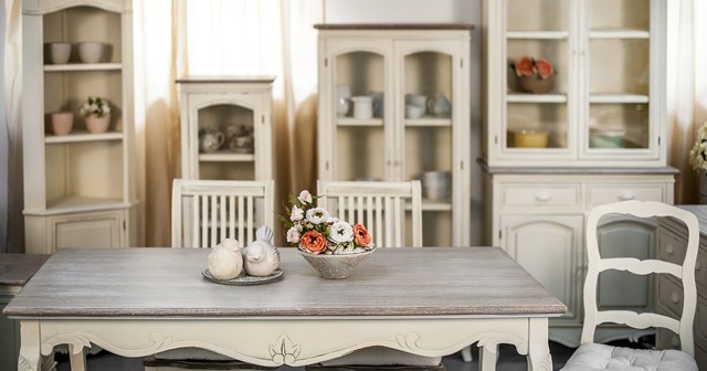 shabby chic style furniture...