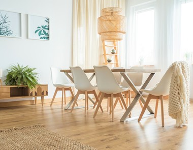 Krzesła do salonu - sposób na doskonałą aranżację pomieszczenia Krzesła do salonu - sposób na doskonałą aranżację pomieszczenia