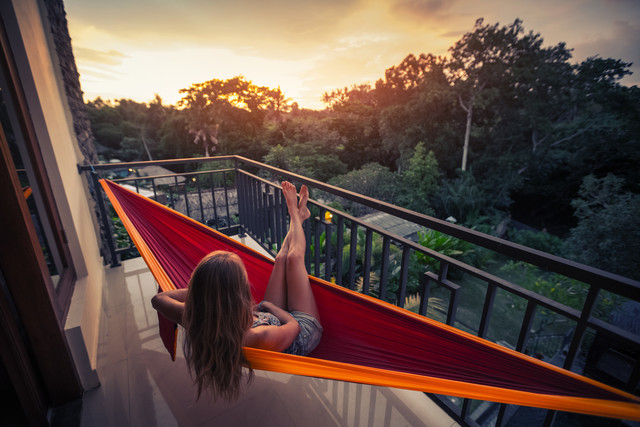 Hamak na balkon – idealne wakacje we własnym domu
