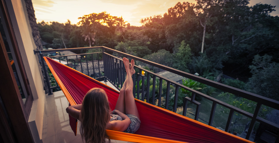 Hamak na balkon – idealne wakacje we własnym domu
