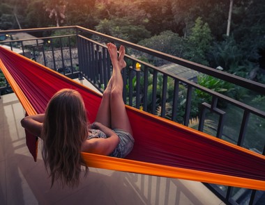 Hamak na balkon – idealne wakacje we własnym domu