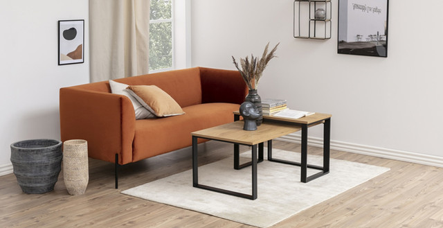 elegancka aksamitna sofa w salonie