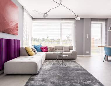 Jak zamienić szary salon w jasną, radosną przestrzeń? Jak zamienić szary salon w jasną, radosną przestrzeń?