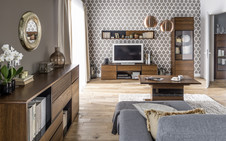 Nietuzinkowy salon w orzechowej tonacji